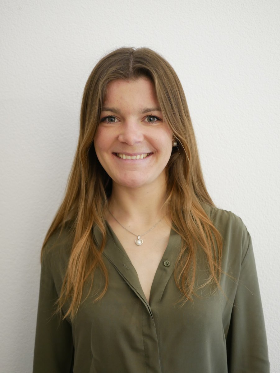 "Portrait de Cécile Saulnier, expert en développement logiciel et analyse de données chez CH Solutions